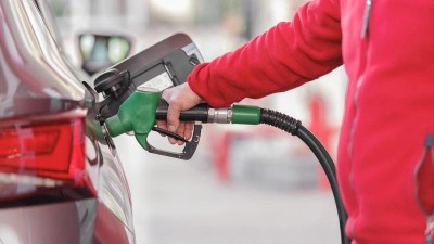 Komentář ekonoma: Navzdory startu motoristické sezóny čekejme zlevnění pohonných hmot. Co by situaci mohlo změnit?