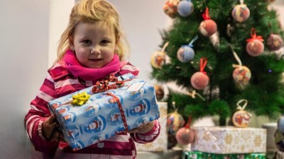 Ježíšek jim dárek nepřinese, potěšte na Vánoce děti vy, krabicí od bot plnou překvapení