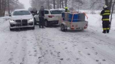 Zima je tu, sníh a námraza dnes potrápila obyvatele v celém kraji