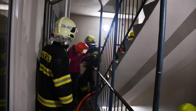 evakuace osob z bytového domu při požáru foto zdroj HZS Pardubický kraj