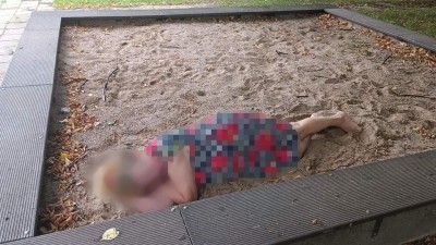 Zcela opilá žena usnula na dětském pískovišti mezi paneláky