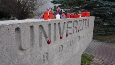 Univerzita Pardubice se připojila k pietě za oběti útoku na Filozofické fakultě UK, připojit se či pomoci můžete i vy
