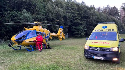 Děťátko přišlo nečekaně předčasně na svět, záchranáři pro miminko letěli vrtulníkem