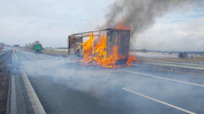 Kamion vezouc&iacute; slisovan&eacute; kartony uložen&eacute; na palet&aacute;ch zachv&aacute;til pož&aacute;r. Z př&iacute;věsu toho mnoho nezbylo