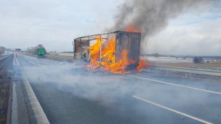 Kamion vezoucí slisované kartony uložené na paletách zachvátil požár. Z přívěsu toho mnoho nezbylo