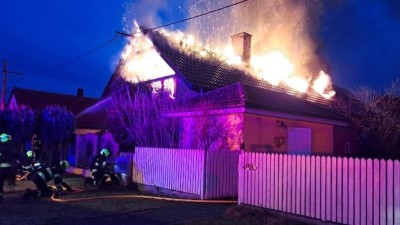 Aktualizace:Hasiči likvidují požár rodinného domu ve Starém Mateřově. Dvě osoby utrpěly zranění. J