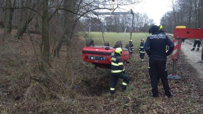 Auto se zastavilo až v potoce otočen&eacute; na střechu