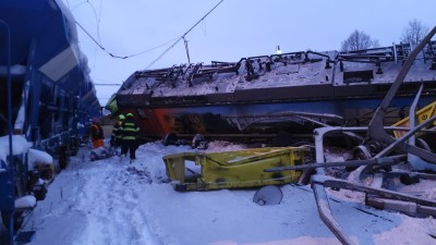 Foto: Dva nákladní vlaky se srazily na nádraží v České Třebové, třicetiletý strojvedoucí byl se zraněním převezen do nemocnice