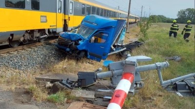 Na železničním přejezdu došlo ke střetu vlaku a dodávky