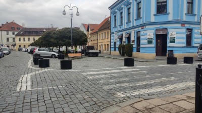 Místo nevzhledných dopravních značek Bělobranské náměstí zdobí květináče se zelení