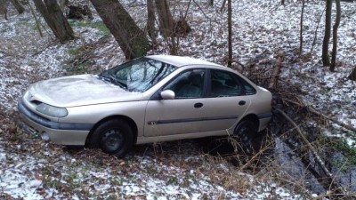 Střet dvou aut v Moravanech, ve Vysokém Mýtě vůz v příkopu, v Seči vozidlo v potoce