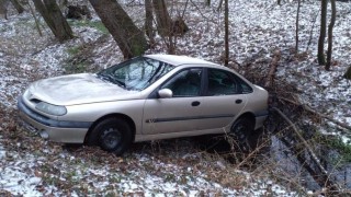 auto skončilo v potoce, foto HZS Pardubický kraj