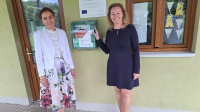 Defibrilátor už mají také v Horním Újezdu, na foto starostka obce Marie Horváthová Janoušková a náměstkyně pro zdravotnictví Pardubického kraje Michaela Matoušková, foto zdroj Pardubický kraj