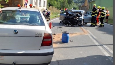 Čelní střet dvou aut v Chrastové Lhotě, při nehodě hrál roli i motorkář. Řidiči vozů utrpěli zranění