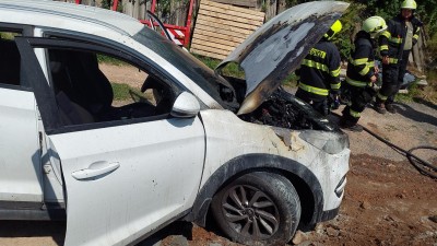 Zaparkovala vůz a šla domů. Po chvilce z auta šlehaly plameny