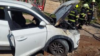 Zaparkovala vůz a šla domů. Po chvilce z auta šlehaly plameny