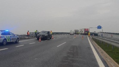 Na dálnici u Opatovic se střetl náklaďák s osobním autem, cesta je zavřená