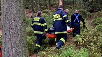 Náročná záchrana muže v obtížně přístupném terénu