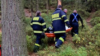 Náročná záchrana muže v obtížně přístupném terénu