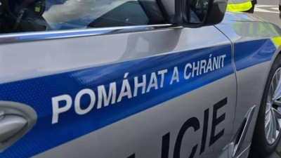 V&nbsp;Trhov&eacute; Kamenici se střetla dod&aacute;vka s&nbsp;osobn&iacute;m autem, n&aacute;kladn&iacute; auto nabouralo do domu v Letohradu