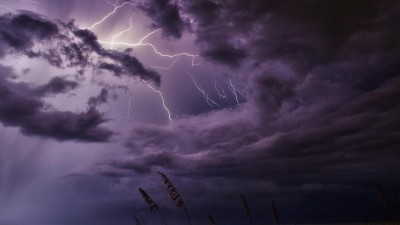 Na západě Čech už udeřily bouřky, postupně se objeví na celém území a budou silné až velmi silné