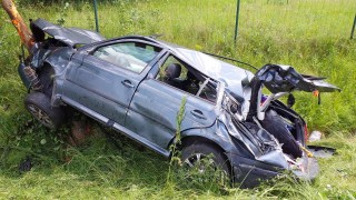 Auto vyjelo mimo  vozovku, převrátilo se přes střechu a poškodilo svodidla, dopravní značení i oplocení, řidič utrpěl zranění
