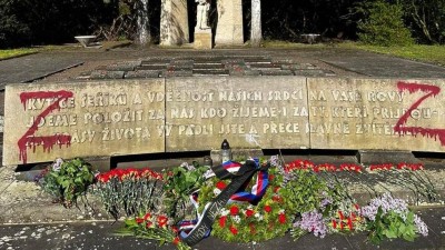 V noci před svátkem Dne vítězství kdosi poničil pomník padlých sovětských vojáků. Postříkal ho rudými písmeny Z