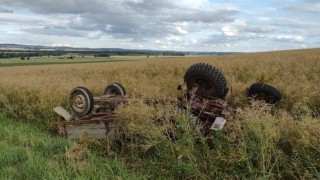 Traktor se v poli převrátil na střechu, čtyři lidé z něj vypadli. Na místo byly povolány dva vrtulníky