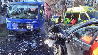 FOTO: Po střetu nákladního vozu s osobním hasiči museli řidiče vystříhat