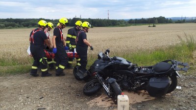 Ke zraněnému motocyklistovi v Ústí nad Orlicí letěl vrtulník, další dvě osoby na motocyklu se zranily při nehodě v Chocni