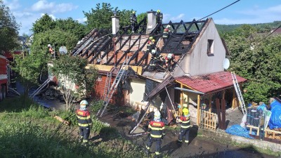 Hořel dům ve Sloupnici a v Ústí nad Orlicí spěchali hasiči k požáru bytu v osmém patře panelového domu