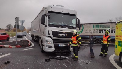 Na kruhovém objezdu u Koclířova se střetl kamion s osobním autem