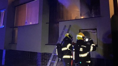 Požár balkonu měli hasiči během pár minut pod kontrolou, i přesto na místo vyjela záchranka