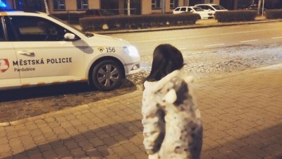 Lehce oblečená holčička se sama vydala na procházku večerními Pardubicemi