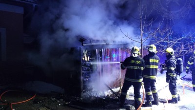 Hasiči zachránili rodinný dům před požárem od sousední chatky