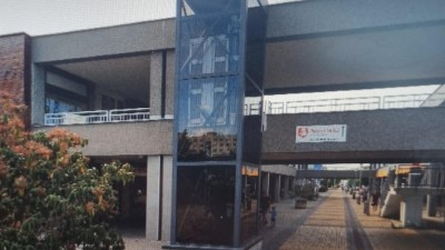 Skleněné peklo si zažila žena s malým dítětem uvězněná ve výtahu, kam pražilo slunce