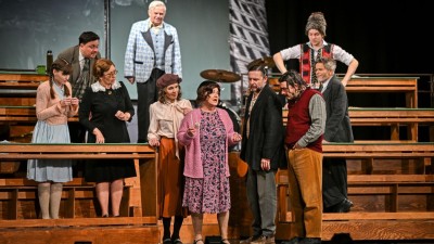 Pan Kaplan m&aacute; tř&iacute;du r&aacute;d dnes divadlo hraje naposledy