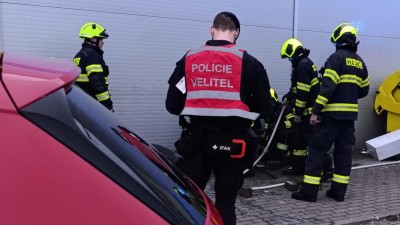 Kvůli pož&aacute;ru prodejny evakuovali policist&eacute; z m&iacute;sta deset osob