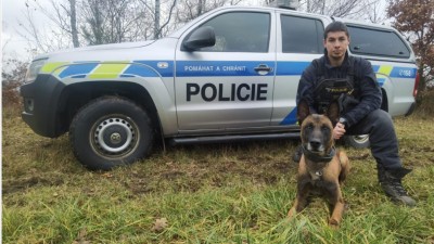 S dopadením pachatele pomohl policistům čtyřnohý parťák