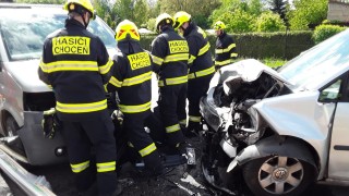 Dodávka se čelně střetla v Chocni s osobním autem. Hasiči vyprošťovali zraněného