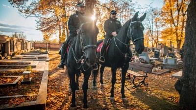 Osedlali černé koně a vyrazili na hřbitov