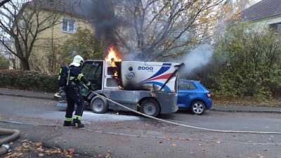 Zametací auto se při práci vzňalo, hrozilo, že plameny přeskočí na zaparkované auto vedle