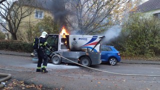 Zametací auto se při práci vzňalo, hrozilo, že plameny přeskočí na zaparkované auto vedle