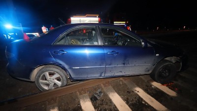 Řidič měl důvod vyhnout se policejní hlídce, chtěl se schovat za drážním domkem a uvízl na kolejích
