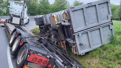 Kamion v zatáčce vyklopil další z návěsu, tři auta skončila nechtěně svoji cestu nárazem do stromu