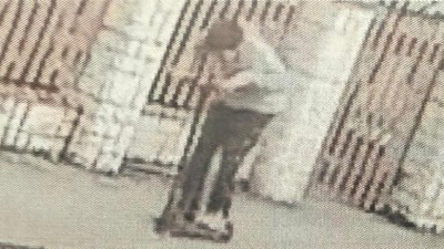 Nebezpečn&yacute; ne&scaron;var! Na železnic&iacute;ch v kraji se objevuje kamen&iacute; či dlažebn&iacute; kostky! Policie chce mluvit s&nbsp;dětmi z fotografie