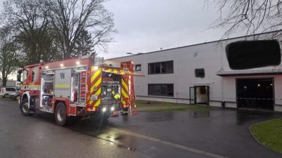 Letadlo se vzňalo v hang&aacute;ru v&yacute;robn&iacute; haly ve Vysok&eacute;m M&yacute;tě