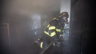 Ve Svitavách vyskočil muž ze šestého patra z hořícího bytu, pád nepřežil. Elektrická fritéza způsobila požár v budově ve Vysokém Mýtě.