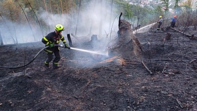 Obrazem: U požáru lesa v Městečku Trnávka zasahovalo více než dvacet jednotek hasičů i vrtulník