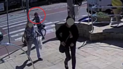 VIDEO: Nepoznáte ženu na videu? Policie ji hledá kvůli objasnění nálezu peněženky